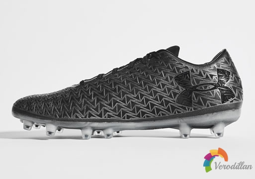 沉稳低调:UA Clutchfit 3.0 stealth Black足球鞋