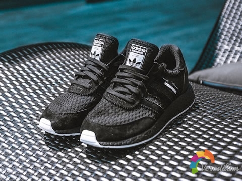 adidas Originals Iniki Runner联名款,延续硬朗暗黑风格