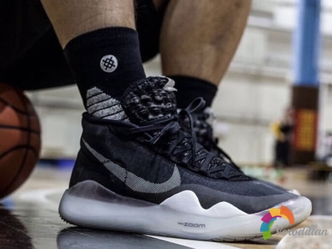 Nike ZOOM KD12 EP,经典黑白塑造实力篮球鞋图1