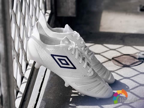 简约不简单:Umbro The New White Pack足球鞋套装图2